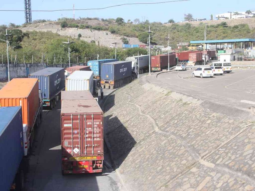 Logisa_org's tweet photo. FREIGHTS SCARCITY AT THE PORT OF DAR ES SALAAM AFFECTS TRANSPORTERS. https://t.co/kPe7WU13iR #logisa #Tanzania #Transportation #transport https://t.co/U3GRVkeRAU