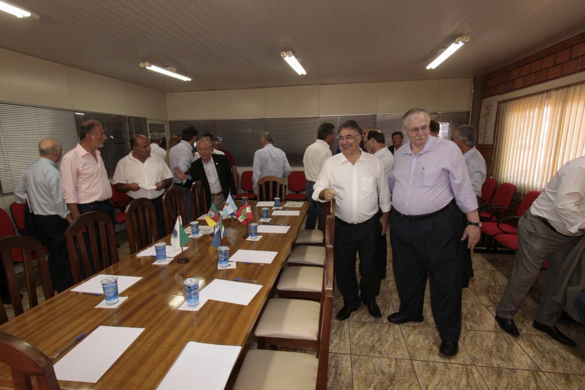 RaimundoColombo's tweet photo. Viajamos a #Cascavel para uma reunião do #Codesul que reúne governadores de #SC, #RS @JoseIvoSartori, #PR @BetoRicha e #MS @Reinaldo45psdb https://t.co/IYG4nt7eev