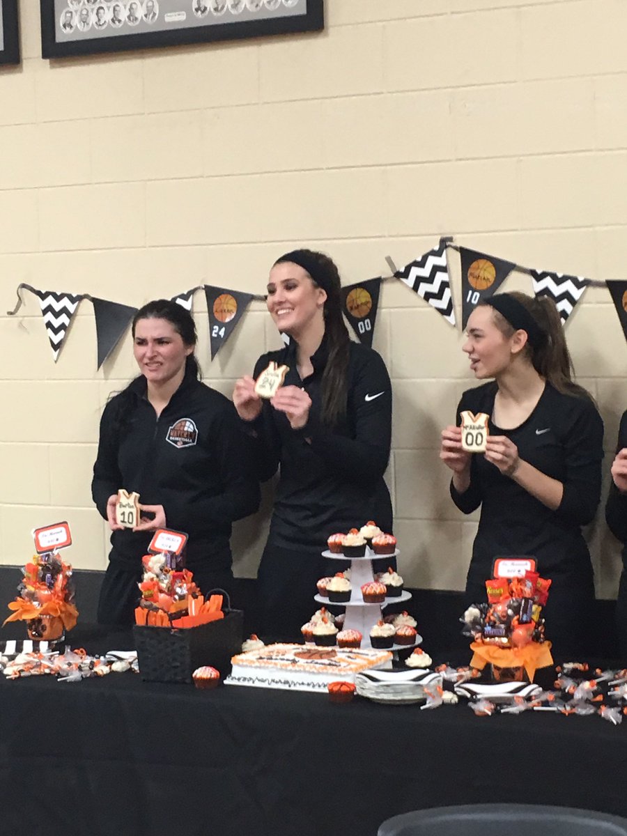 lakensmith3's tweet photo. Senior Night🏀🐾blessed to have these girls by my side @madisone33 @mariahh_niccole @hmcallister00 https://t.co/90VxMURpAG