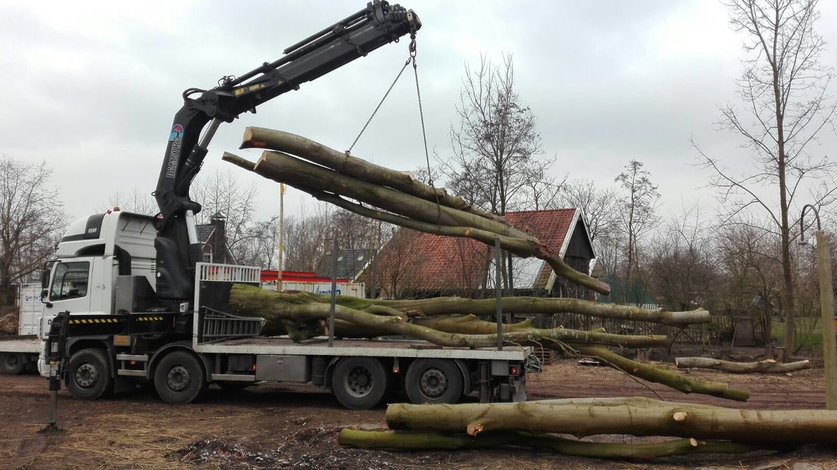 dampootje's tweet photo. Van aardappelkisten tot diverse grote boomstammen, wij kunne het voor u vervoeren @DamstraDriezum #mooiputsje https://t.co/BlKHX0J8qh