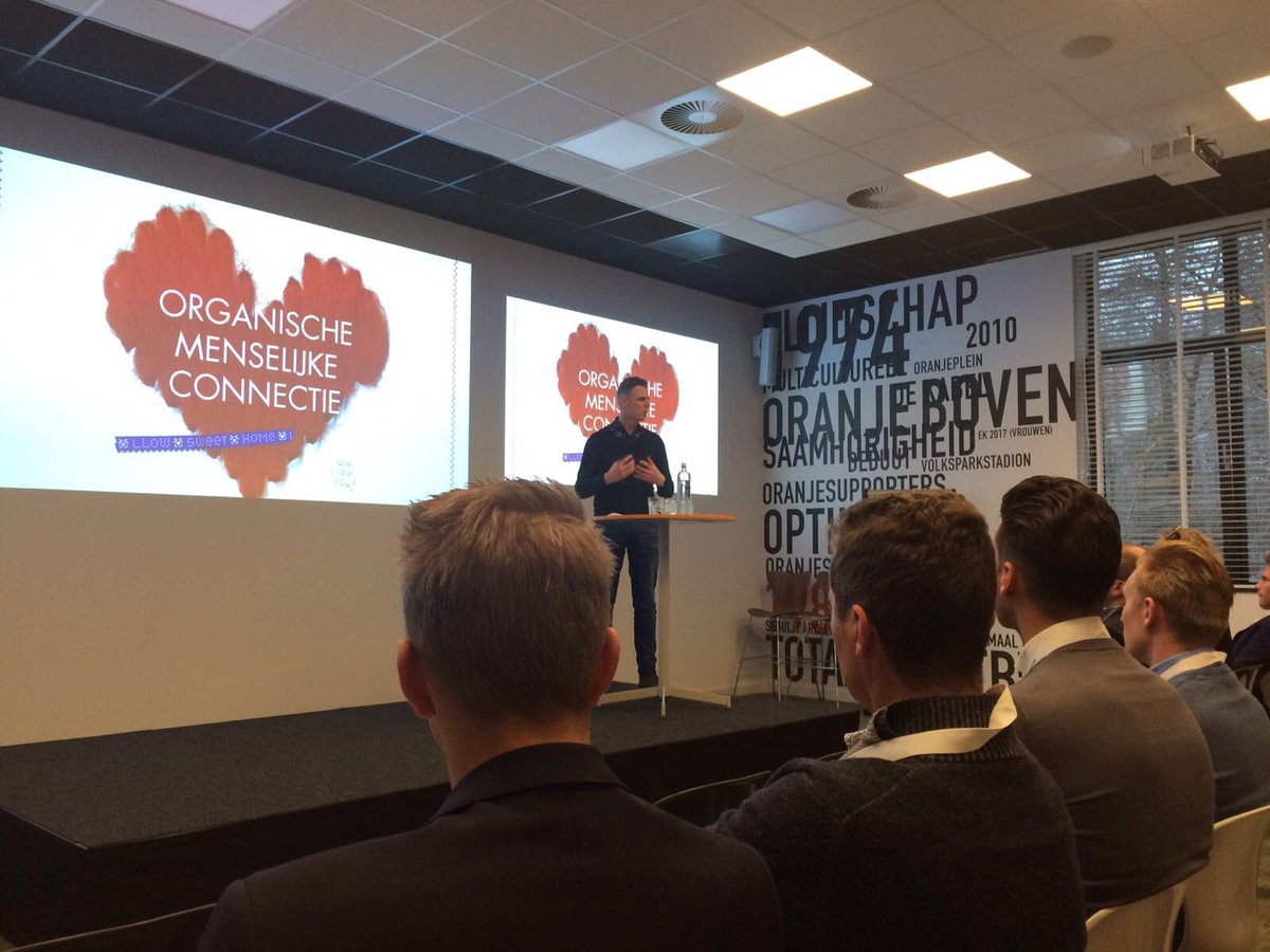 KNVBExpertise's tweet photo. Marcel Surendonk van MOJO heeft zojuist een presentatie gegeven, thema: 'inspiratie uit de festivalwereld'. Up next: Jacco Eltingh. #KBV17 https://t.co/uvFRwAy4Cz
