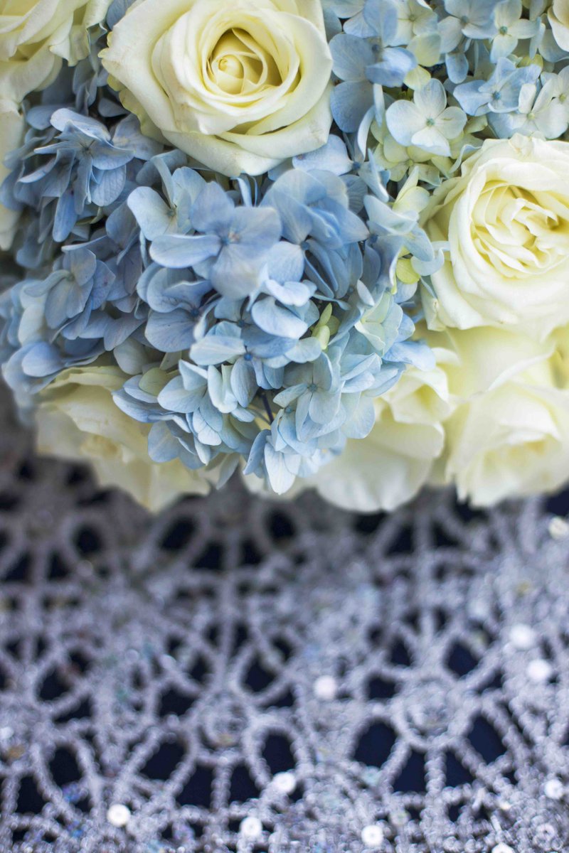 delcaboevents's tweet photo. #WeddingWednesday Loving the combination of #NavyandSilver with #IvoryRoses and #BlueHydrangea. @OOPalmilla 
@delcaboevent https://t.co/WPlm0KVtop