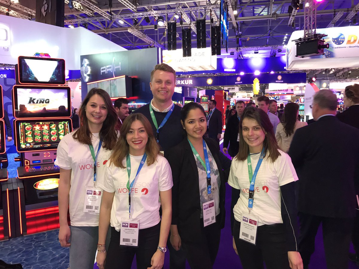 JW_Eubel's tweet photo. #IceGaming with @Jefferson_Wolfe https://t.co/xfThJmfHjw