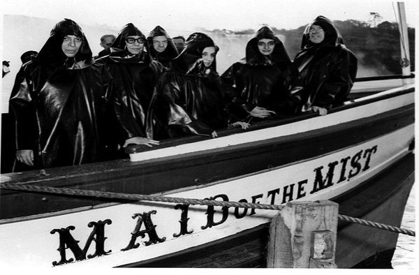IndiaHistorypic's tweet photo. 1949 :: PM Jawaharlal Nehru And Indira  Wearing Raincoat At Niagara Falls In Canada 

(Photo Division ) https://t.co/W3cCqqYhEK