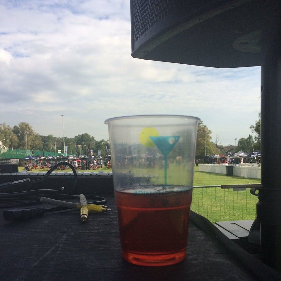 KhutsoSelete's tweet photo. Big S/O to @vho_stxvxx for branding our cups for #WitsOweek17 God bless #Pinchbarpro https://t.co/NztVlJSSOo