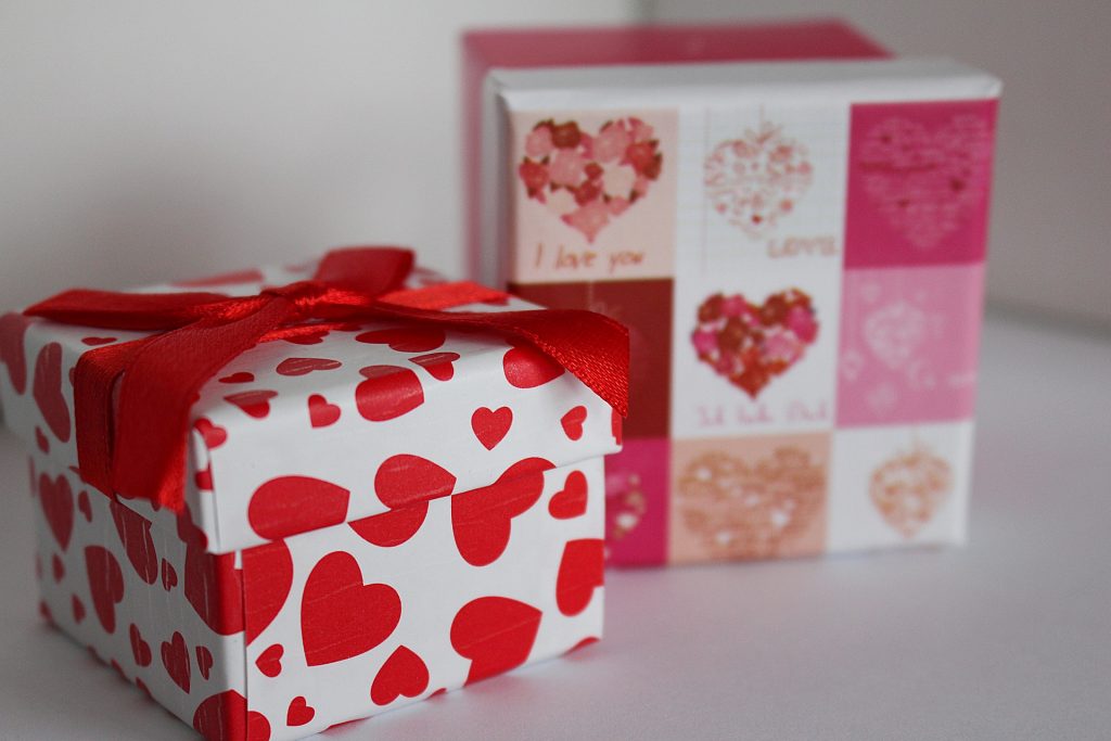 SunpackDotCom's tweet photo. #Custom Box Styles for Valentines & Beyond - https://t.co/dsVe0rxgEd #Boxes #Minnesota #MinnesotaPackaging #TurnedEdge #TwoPieceSetupBox https://t.co/29lM4kCHBR