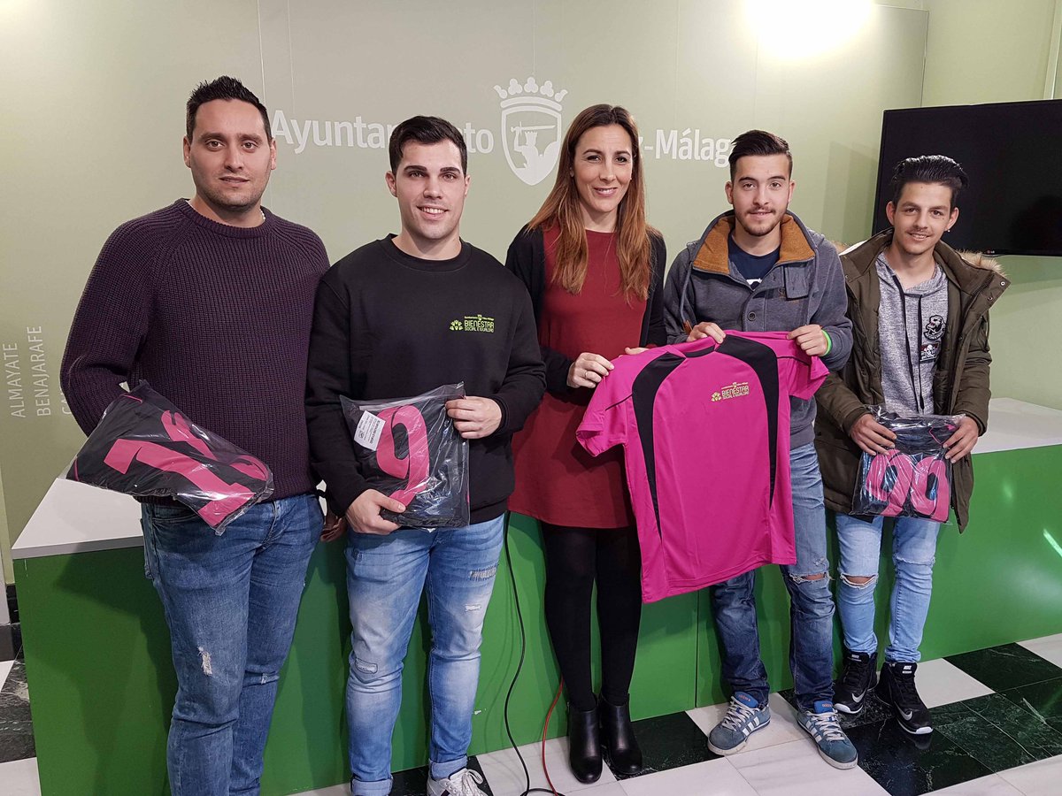 Entrega de equipaciones a los participantes del programa joven en reconocimiento al cumplimiento de diversas actividades.