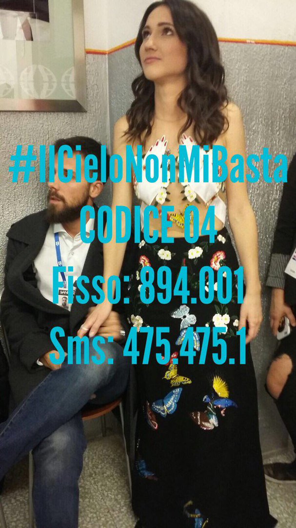lodovicars's tweet photo. [PHOTO] Лодовика перед выходом на сцену #Sanremo2017 (@lodocomello) https://t.co/5dToJ6VE2T