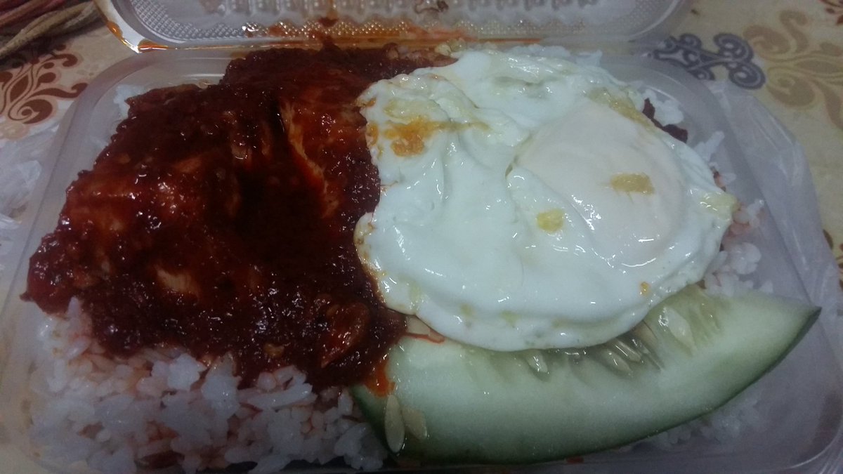 mhdrhreee's tweet image. dah dari pening2 pasal jodoh baik ko makan .jemput makan semua ! #nasilemak #sambalayam #obesiti