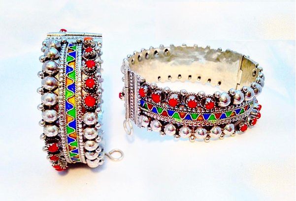 TwitteAlgerie's tweet photo. Kabyle jewels from the northeast of #Algeria ... the secret and the charm of this jewels is in its bright colors that adorn silver https://t.co/dtZNa5kJXw