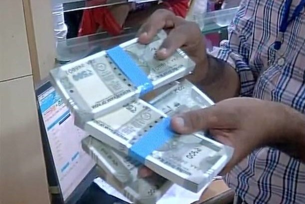 20फरवरी से बचत खाते से हर हफ़्ते निकाले जा सकेंगे 50हज़ार रुपये,13 मार्च से नकद निकासी की कोई सीमा नहीं होगी: <a href="/RBI/">ReserveBankOfIndia</a>
<a href="/mediasunstar/">Sunstar Daily</a>
<a href="/upsunstar/">सन स्टार</a>