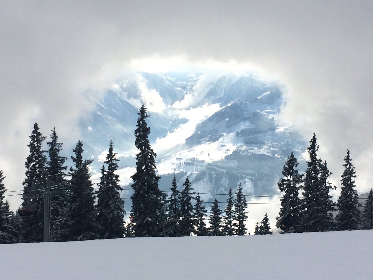 HarryNorgate's tweet photo. #Austria #skiing #awesomecloud https://t.co/zlPivDW563