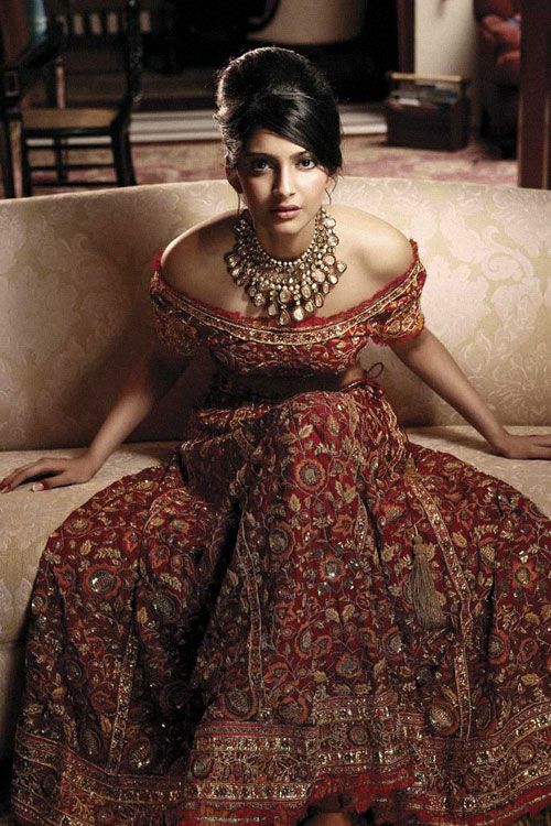 MazaaOnline's tweet photo. What a #Stunning #Wedding #Lehenga!

#RT if you agree!

#WeddingLehenga #IndianBride #IndianWedding #Jewellery #MazaaAsianGuide https://t.co/QDLa385gCN
