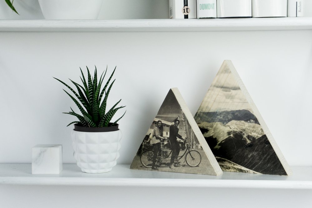 scherenblog's tweet photo. DIY Valentinstags-Geschenk: Dreieckiges Holzbild für den Frosch-Blog  https://t.co/sfBLKlEaPI  #DIY #Geschenk #ValentinesDay #doityourself https://t.co/rAz8xouIYc