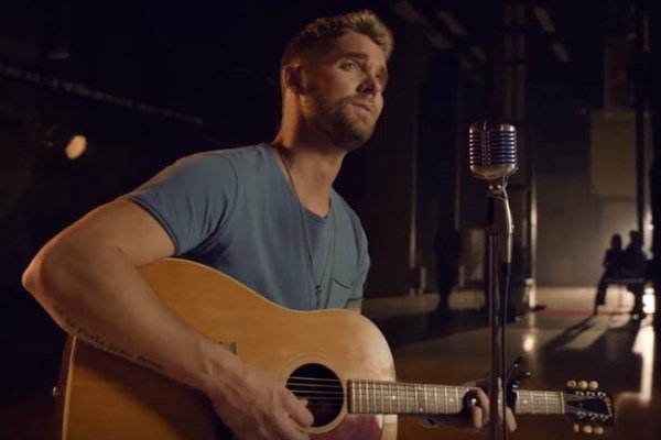 Brett Young Keeps It Simple for 'In Case You Didn't Know' Video [Watch] trib.al/VzjuYQg