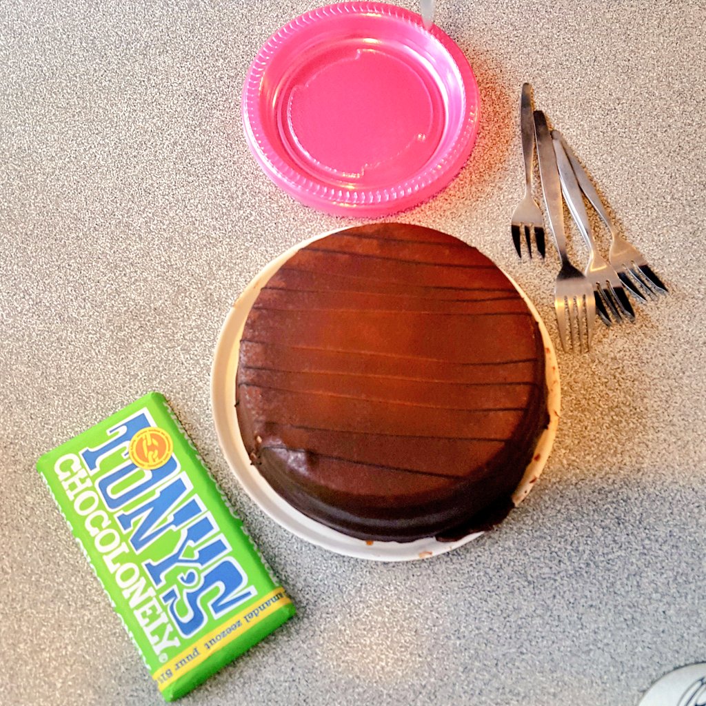 Chocolatecake😍😍.. @DianeVanGool zorgt heel goed voor ons😃.. <a href="/CheridaHkm/">Cherida HKM</a> <a href="/HKM_Martine/">HKMartine</a> @Maeve_Soen @Eloise #Amstelveen #HKMFun