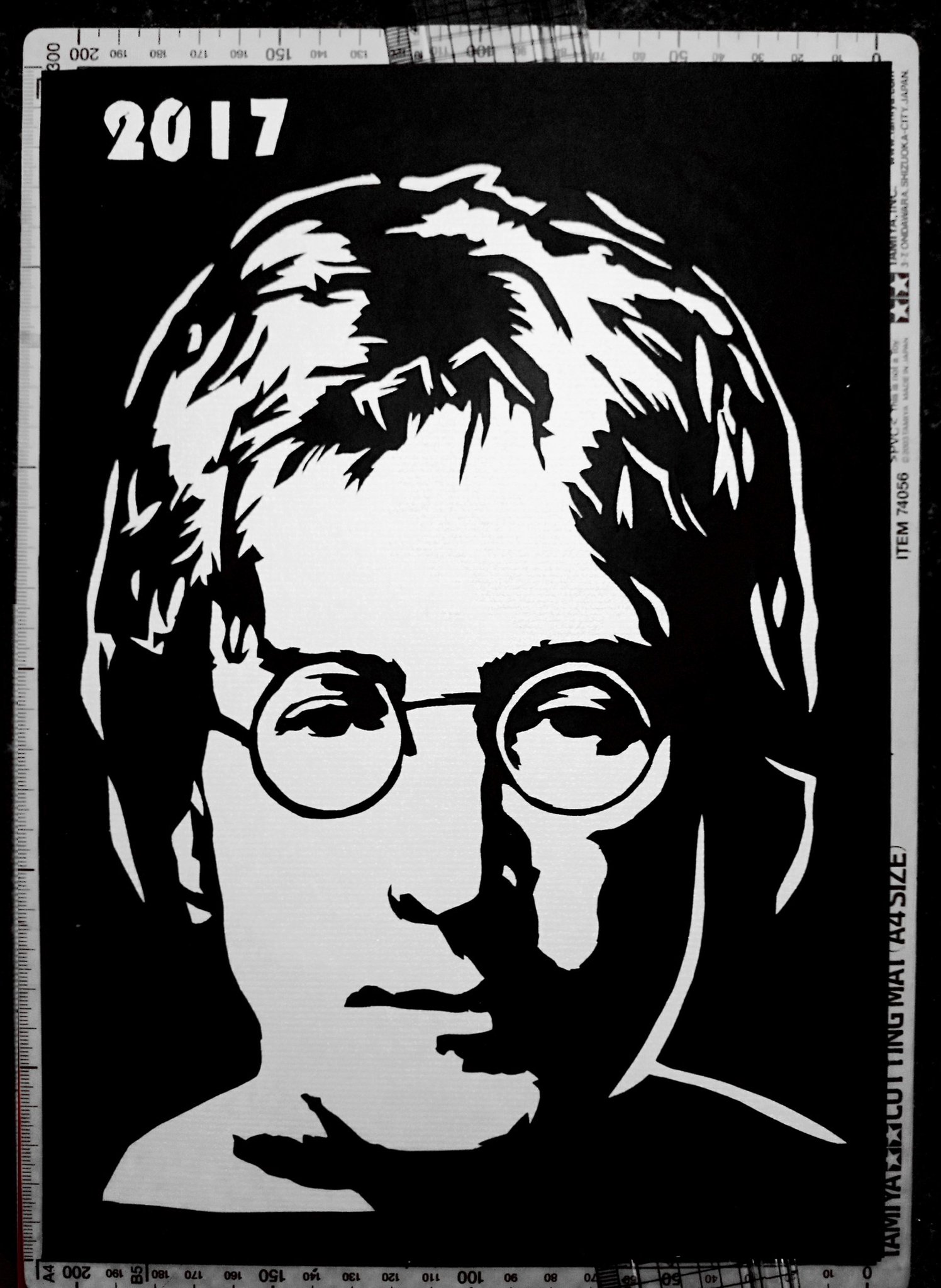 Rei 今年やりたいことを全て書き出す 抱負切り絵 17年はジョン レノンの切り絵を作りました 去年はデヴィッド ボウイ 裏面に抱負がたくさんラインアップされていて 度々眺めては士気を上げています さてやりたいコトのうち いくつ叶えられるか