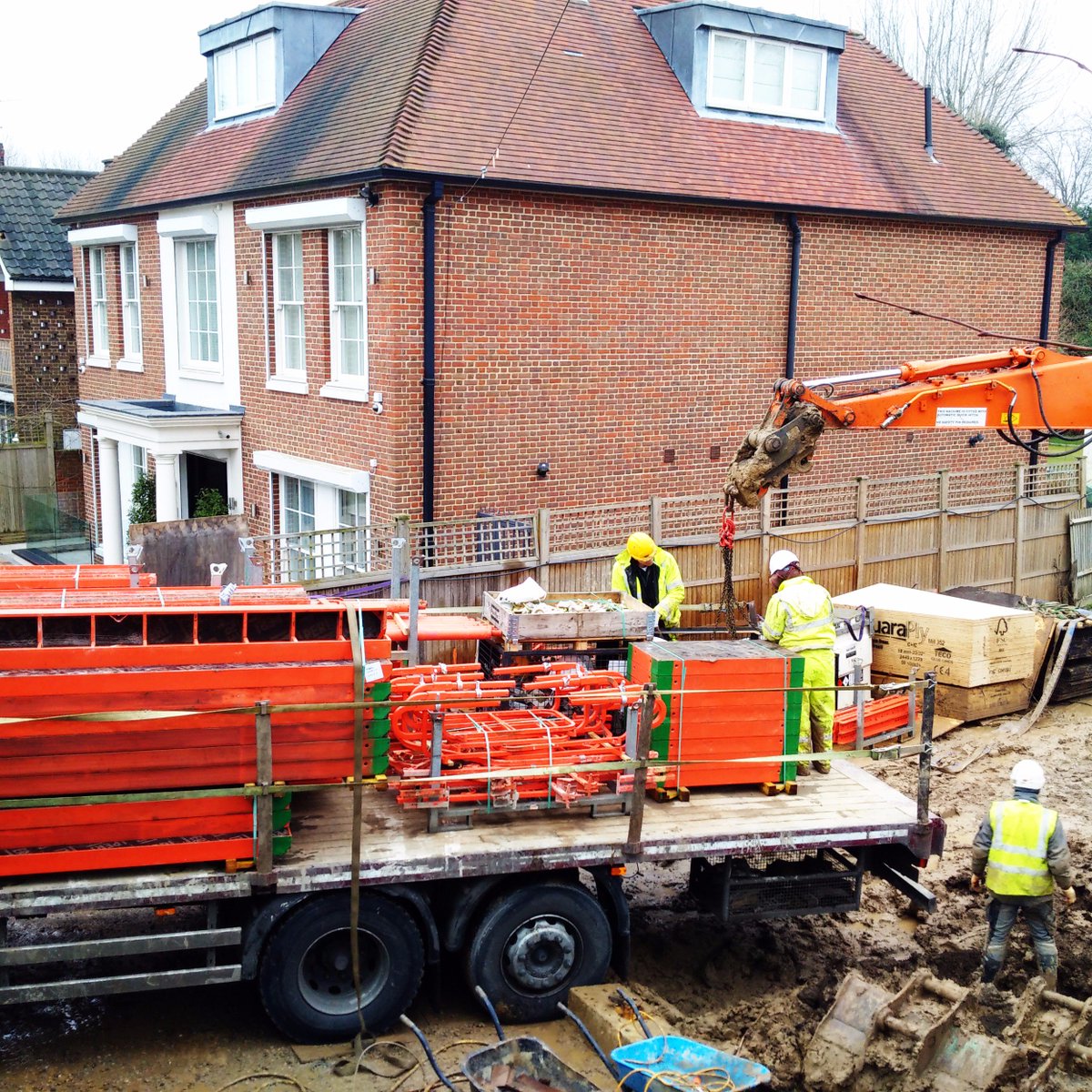 UrbanIdealUK's tweet photo. Unloading #peri #formwork for the assembly of the #cappingbeam at 64 Sheldon Avenue! #pilingworks https://t.co/gJQxU48QXL