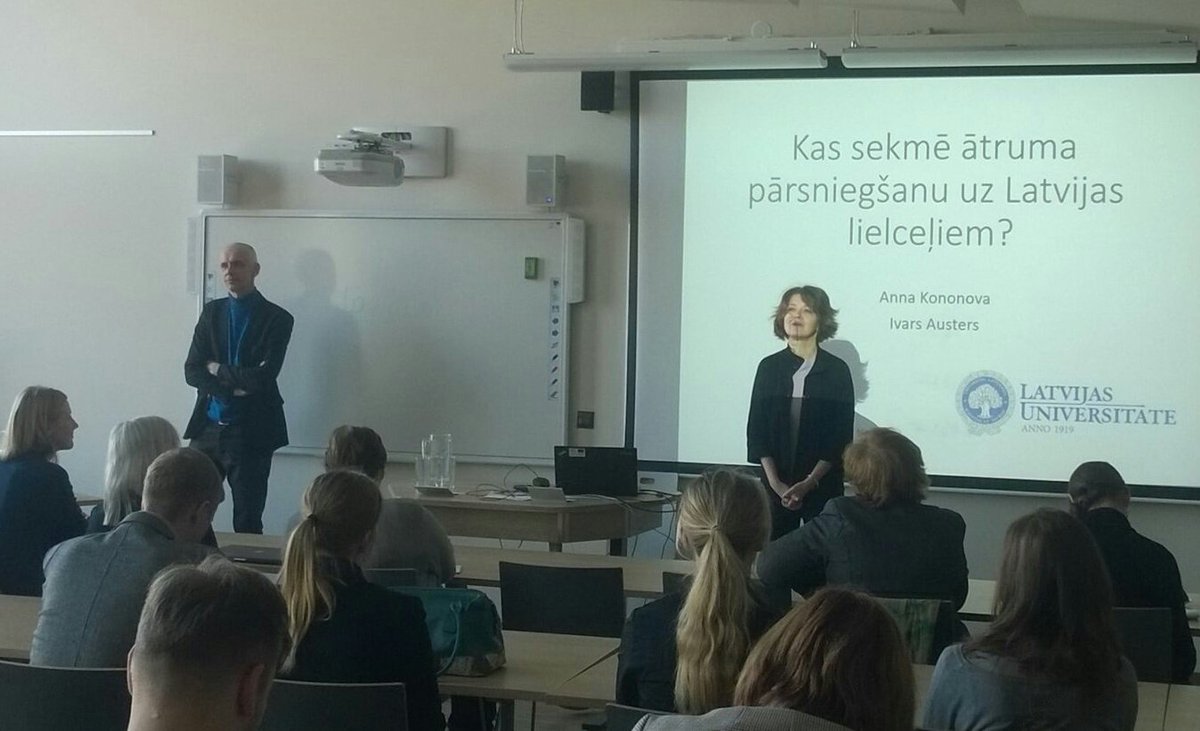 universitatelv's tweet photo. @LU_PPMF prof. I.Austers un "Latvijas Valsts ceļi" komunikācijas vadītāja @annakononova iepazīstina ar sadarbības pētījumu.#LUVeiksmesStāsti https://t.co/isKzPgywFe