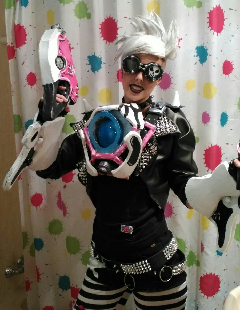cosplayabyss's tweet photo. Punk Tracer Cosplay from #overwatch! ✨ 
I hope you like it!  💀🔥Its for Saturday of Japan Weekend Madrid 😍🎆 @JW_Cosplay https://t.co/XYqDD7oilm