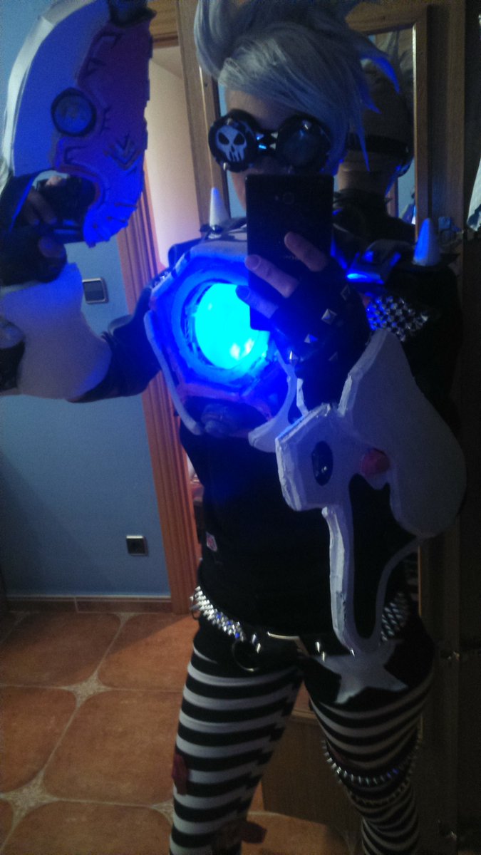 cosplayabyss's tweet photo. Punk Tracer Cosplay from #overwatch! ✨ 
I hope you like it!  💀🔥Its for Saturday of Japan Weekend Madrid 😍🎆 @JW_Cosplay https://t.co/XYqDD7oilm