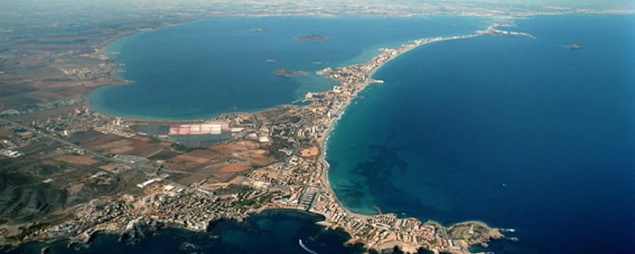 cuco136's tweet image. Preciosa y unica en el mundo Laguna Salada del Mar Menor iz y Mayor D separada por una franja de tierra k los separa Cartagena ESP