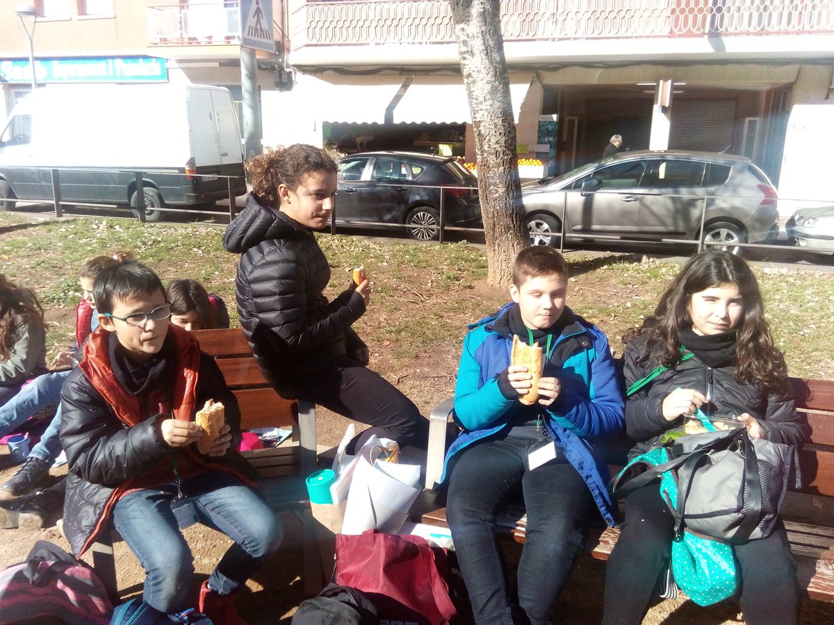 el_tarra2's tweet photo. Agafant forces per continuar. Estem recollint moltes idees per treballar a l'escola! #forumXESC https://t.co/4MI41jkqey