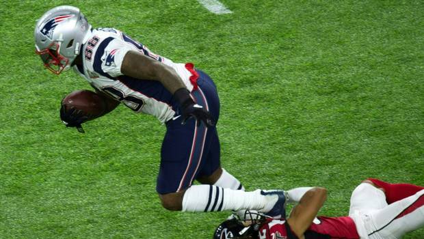 24HorasTVN's tweet photo. VIDEO| Estrella de los Patriots se niega a visitar a Trump tras ganar el Super Bowl y envía duro mensaje → https://t.co/EeHyApArug https://t.co/PHARFCr5Ik