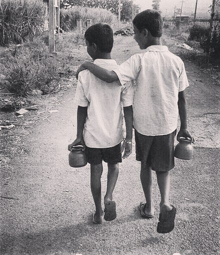mahesham22's tweet photo. ऐसी यारी  किसी  यार  ने निभाई  ना  थी..
वो आया मेरे साथ जबकि उसको आई भी ना थी. . 😂😂
#bff #truefriends #throwback #p… https://t.co/QsodgQuHaq