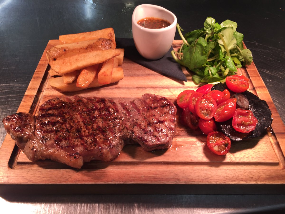 TheArtisanPub's tweet image. Thurs is #SteakNight join us from 6pm &amp;amp; enjoy two 8oz Sirloins with a bottle of house wine for £40 (for two people), 01373 300102 to book
