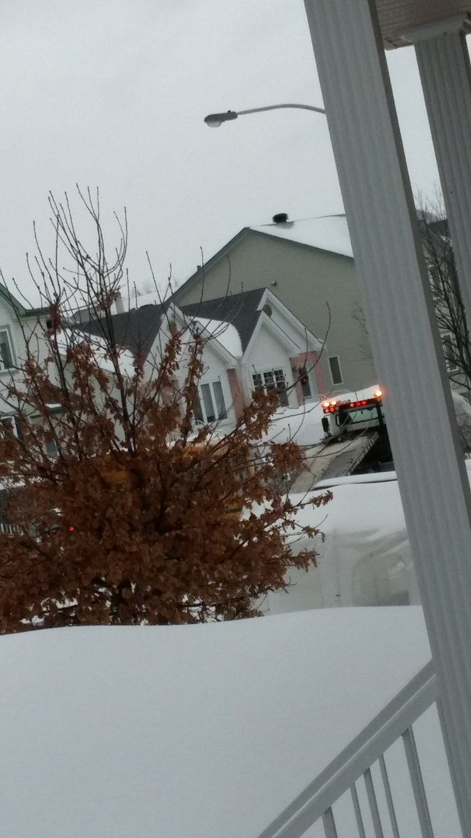 nadmastro87's tweet photo. @laval311 Quand la ville nettoie pas les rues apres une tempete de pluie glace les autobus sont coinces sur la rue! #dangereux https://t.co/ezLfSIqrNc