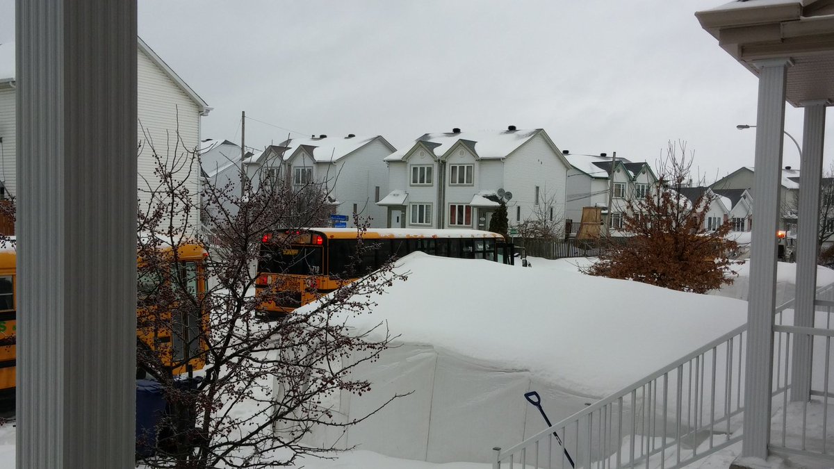 nadmastro87's tweet photo. @laval311 Quand la ville nettoie pas les rues apres une tempete de pluie glace les autobus sont coinces sur la rue! #dangereux https://t.co/ezLfSIqrNc
