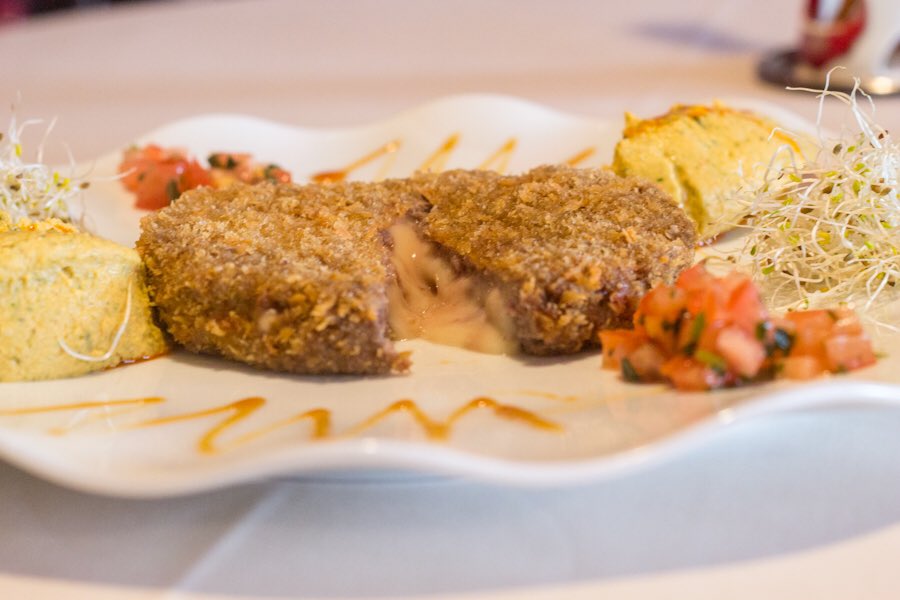 Hoy en el blog un cachopo de los de élite. Y alguna reflexión sobre el mundo #cachopo : abuenbocado.com/al-son-del-ind…