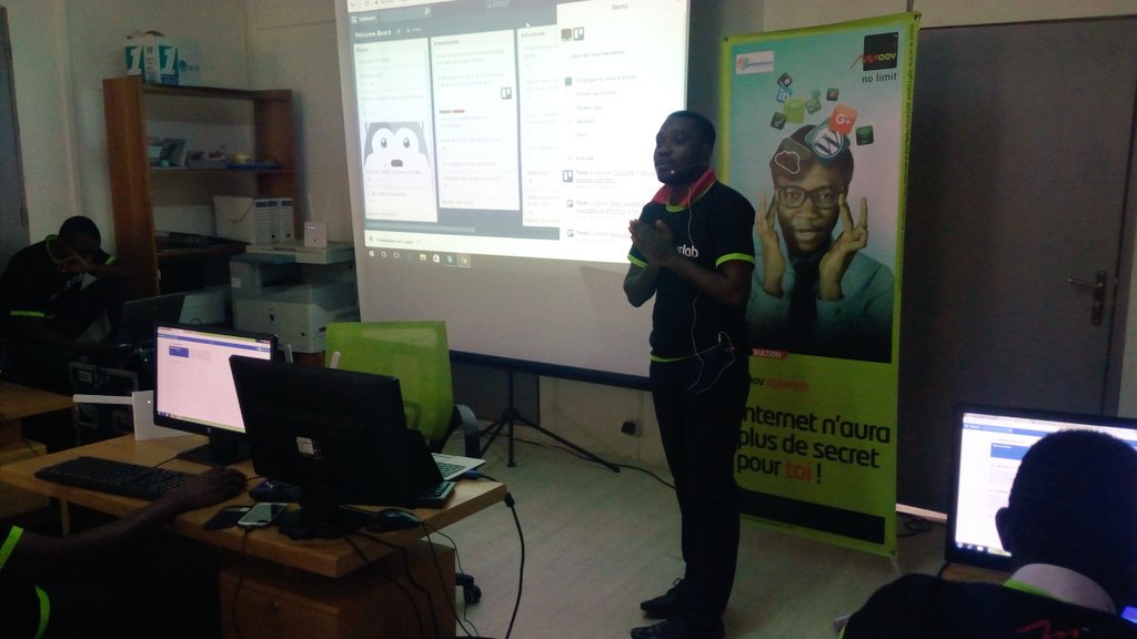 fulbertkoffi's tweet photo. #Cyberlab2017 @fabienkahe formateur @akendewa " Prise en main de TRELLO" @Moov_CIV https://t.co/6fczWuvJnk