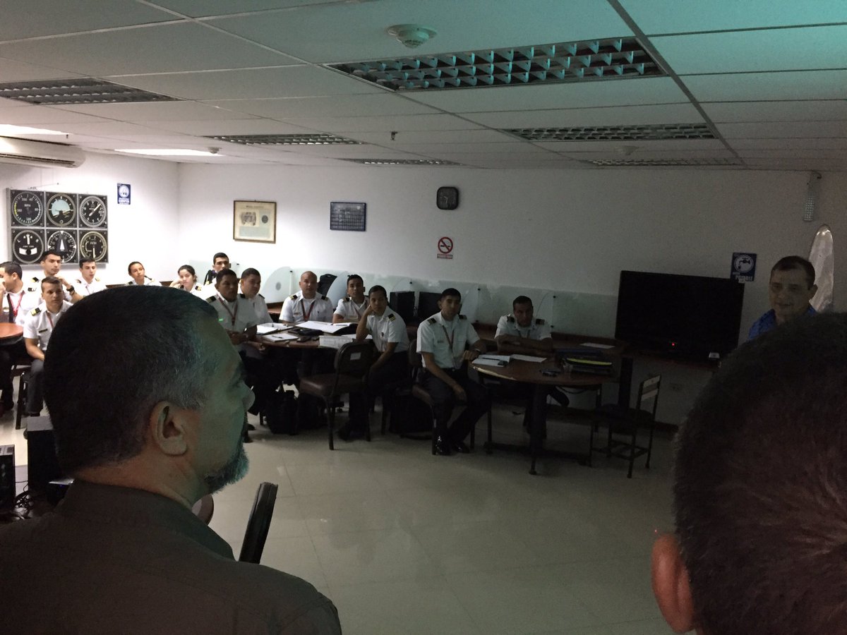mintransporteve's tweet photo. Ahora Min @ramolinap visita el Centro de Instrucción de Aeronáutica Civil #Maracay https://t.co/B1PkgBKZ2H