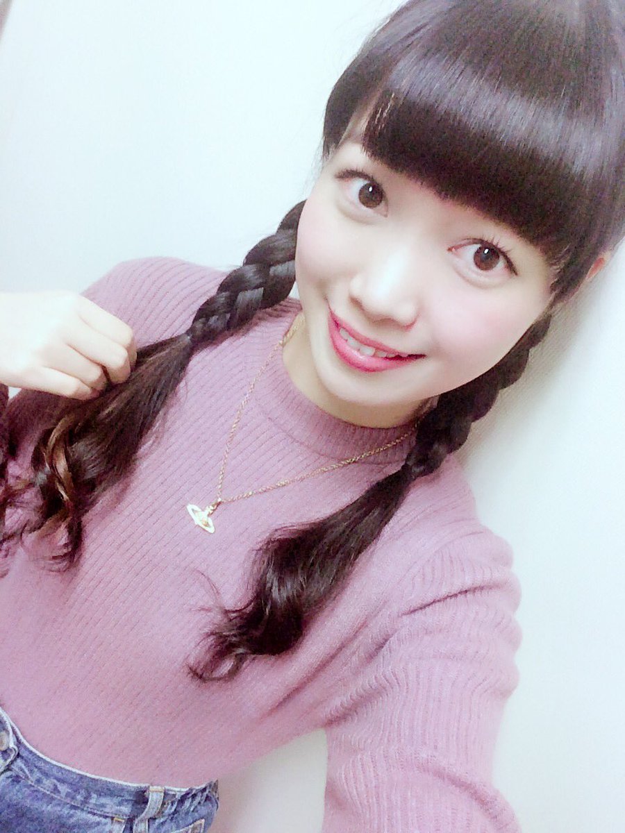 さゆ 松井咲佑美 ノーマルおさげ 芋っぽいなぁとおもうんやけど 母はうちのおさげ姿が大好きみたいで いつも褒めてくれます 笑 明日は寒いんやって 気をつけようッッ 三つ編み おさげ