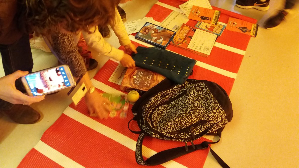 ElPratEA's tweet photo. Ara toca acció comú #forumXESC intercanvi d'objectes https://t.co/JSY7JvjLQo