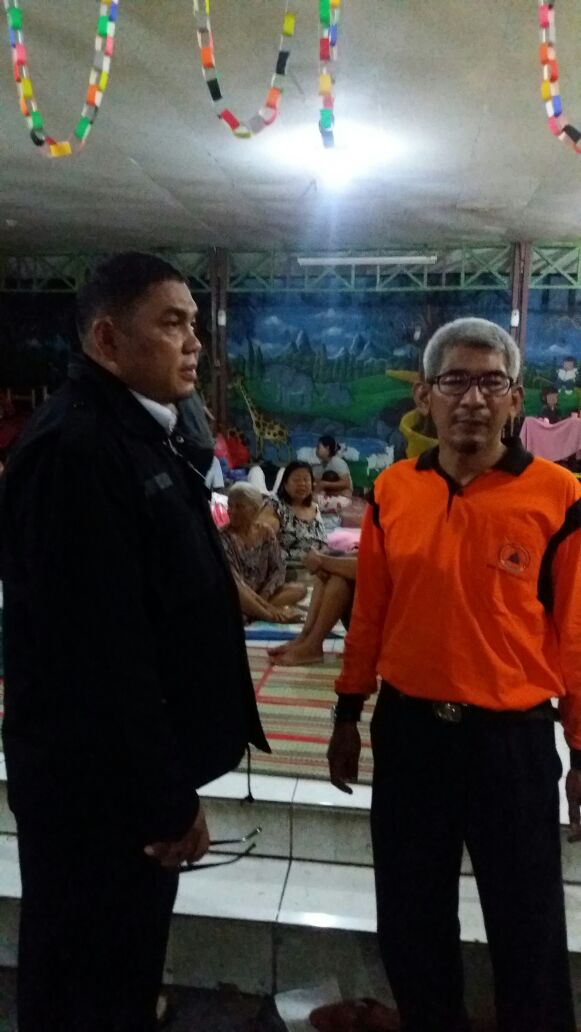 BPBDJakarta's tweet photo. Kepala Seksi Pengendalian &amp; Operasi tinjau lokasi pengungsian korban #kebaran di Kel. Kwitang, Jakarta Pusat. https://t.co/FL6VhbvL2g