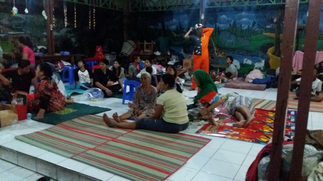 BPBDJakarta's tweet photo. Kepala Seksi Pengendalian &amp; Operasi tinjau lokasi pengungsian korban #kebaran di Kel. Kwitang, Jakarta Pusat. https://t.co/FL6VhbvL2g