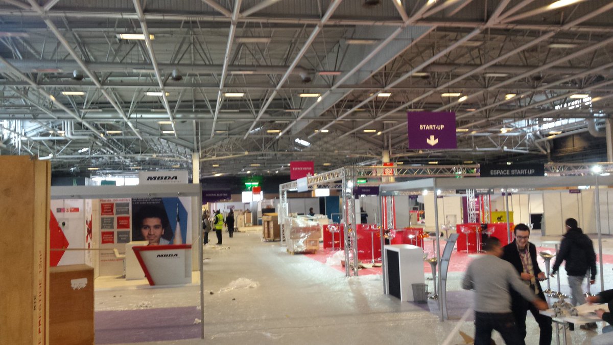ForumCornerTech's tweet photo. L'installation se fait doucement, rdv demain ! https://t.co/V0s1mzB7uw