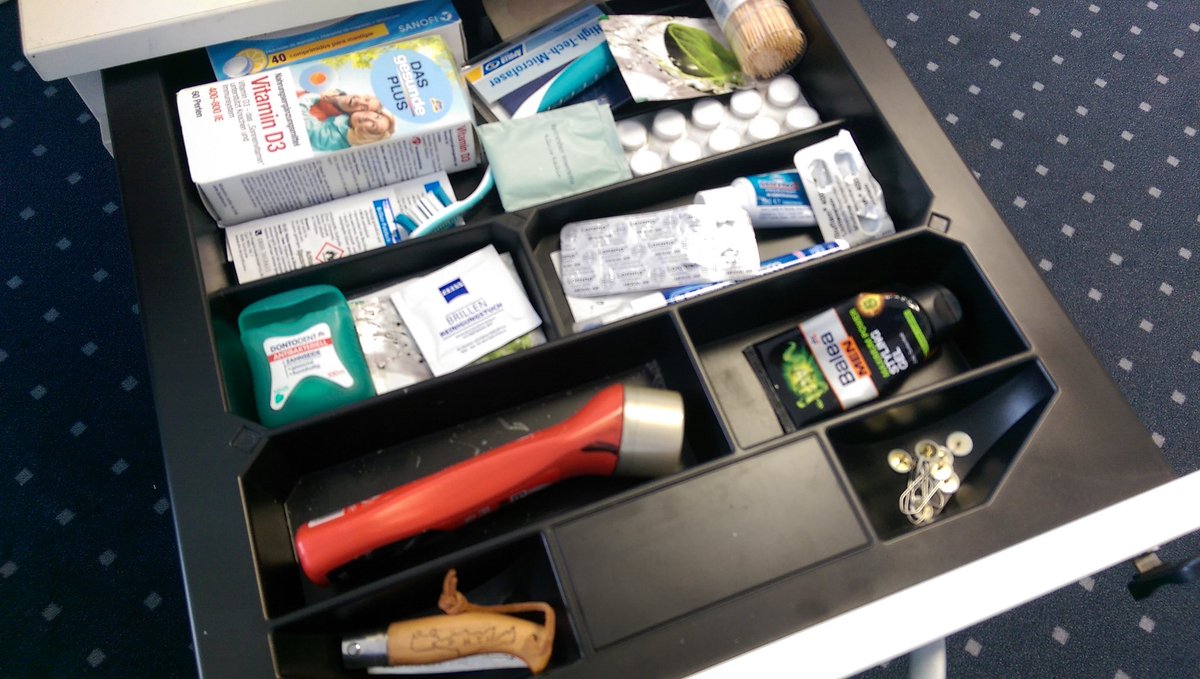 TaiGinseng's tweet photo. So sieht sie aus: Die bestsortierteste oberste #Schublade im ganzen #Unternehmen.
#Ordnungmusssein #allesda  #aberzuhauseistchaos https://t.co/KBsSvvKBZD