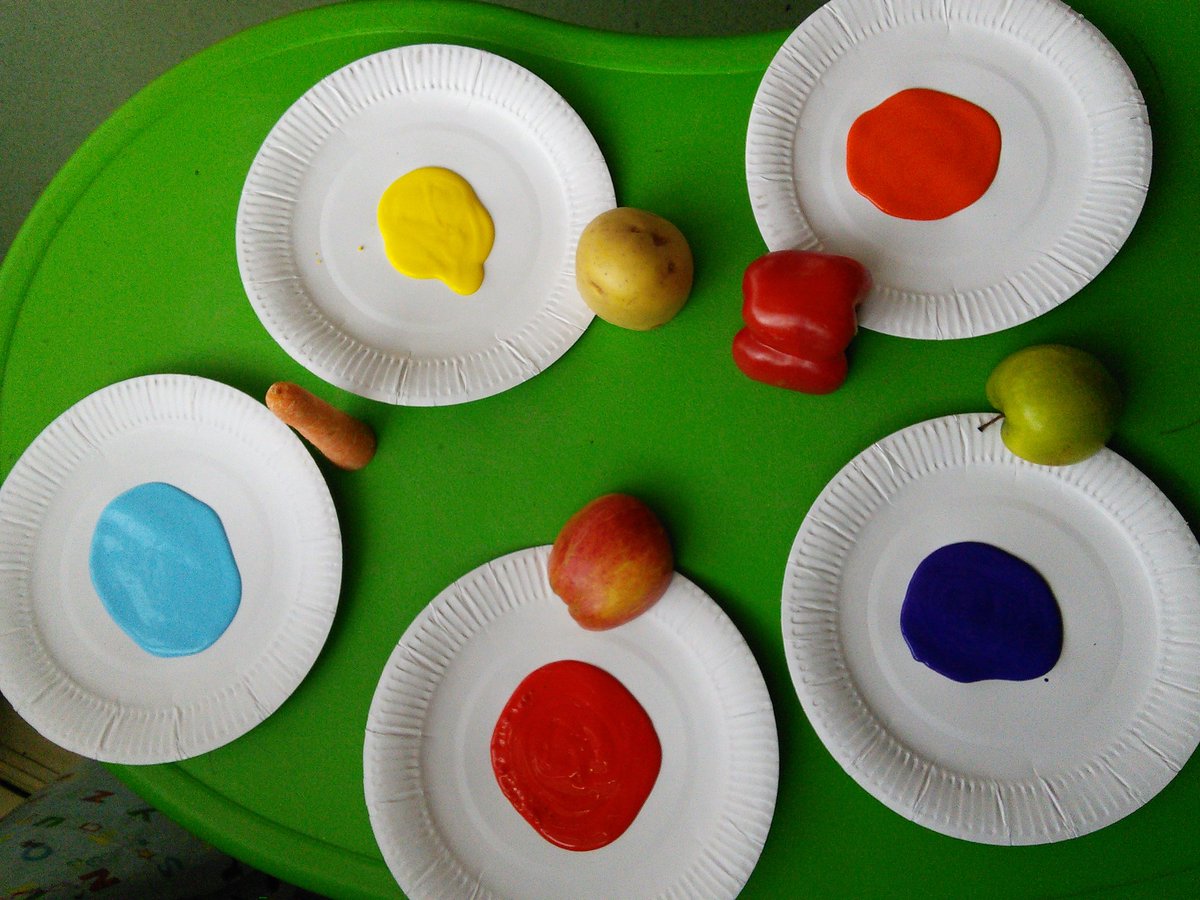 ursulineprimary's tweet photo. Reception are loving Art Week! Yesterday was observational drawing & today is printing patterns with fruit/vegetables! #ADayInReception https://t.co/SomAUBKGIf