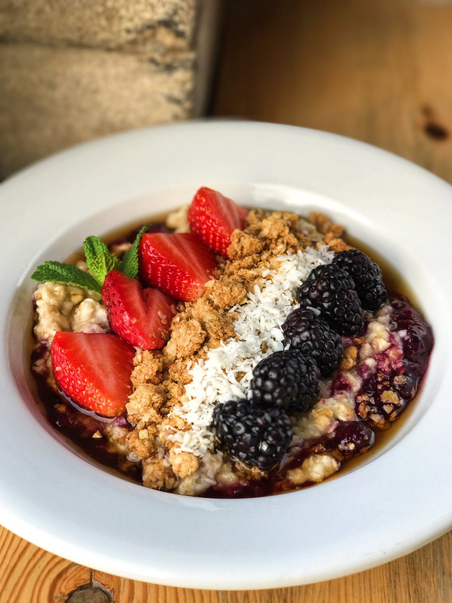 Say hello to our Early Bird Oatmeal. Served between 8-11am. 
Oatmeal, Compote, Coconut, Berries, Streusel, Maple Syrup. #breakfast #oatmeal