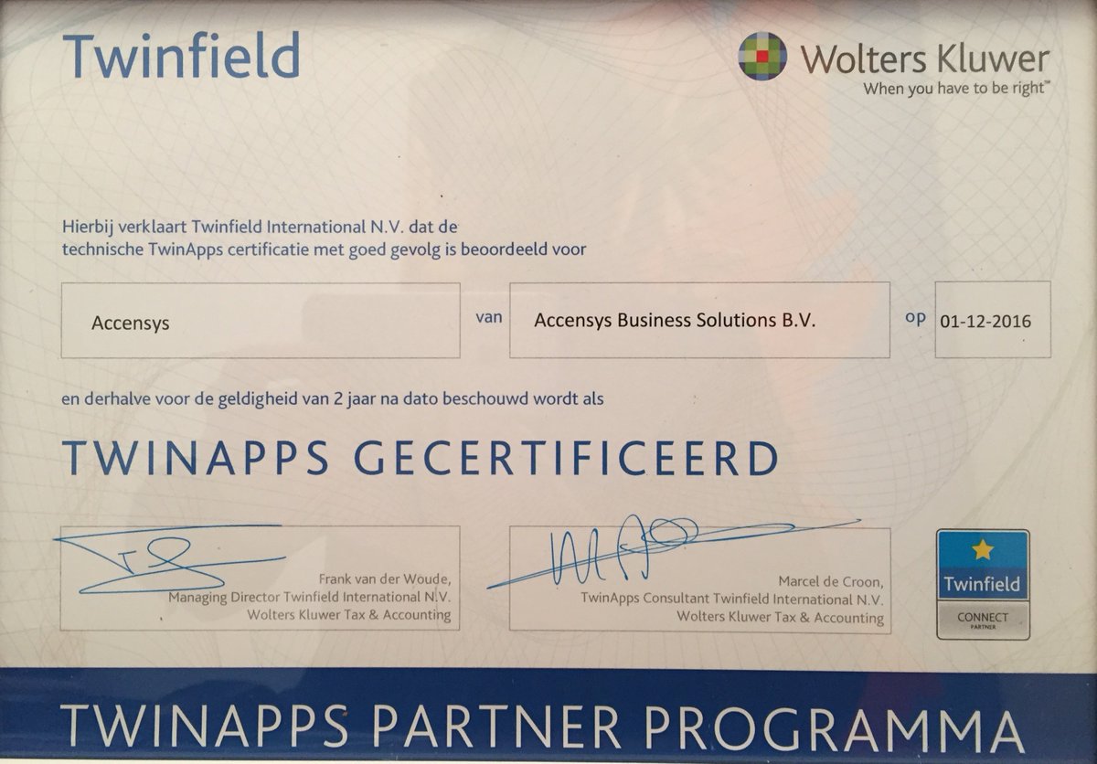 Accensys's tweet photo. Fred Wevers (Wolters Kluwer) overhandigt Anno Senten Accensys) het het certificeringsdocument Twinnaps partner. https://t.co/oQY5tYXEjn