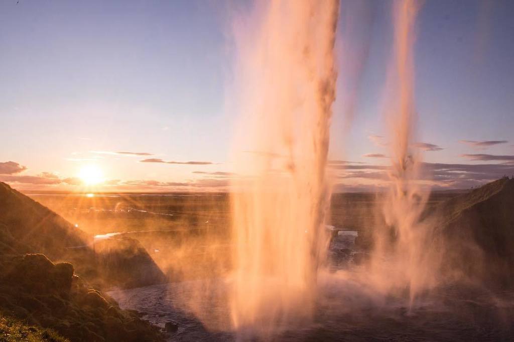 I never get tired of the endless #waterfalls that #Iceland has to offer. And what's better… ift.tt/2krlOGk