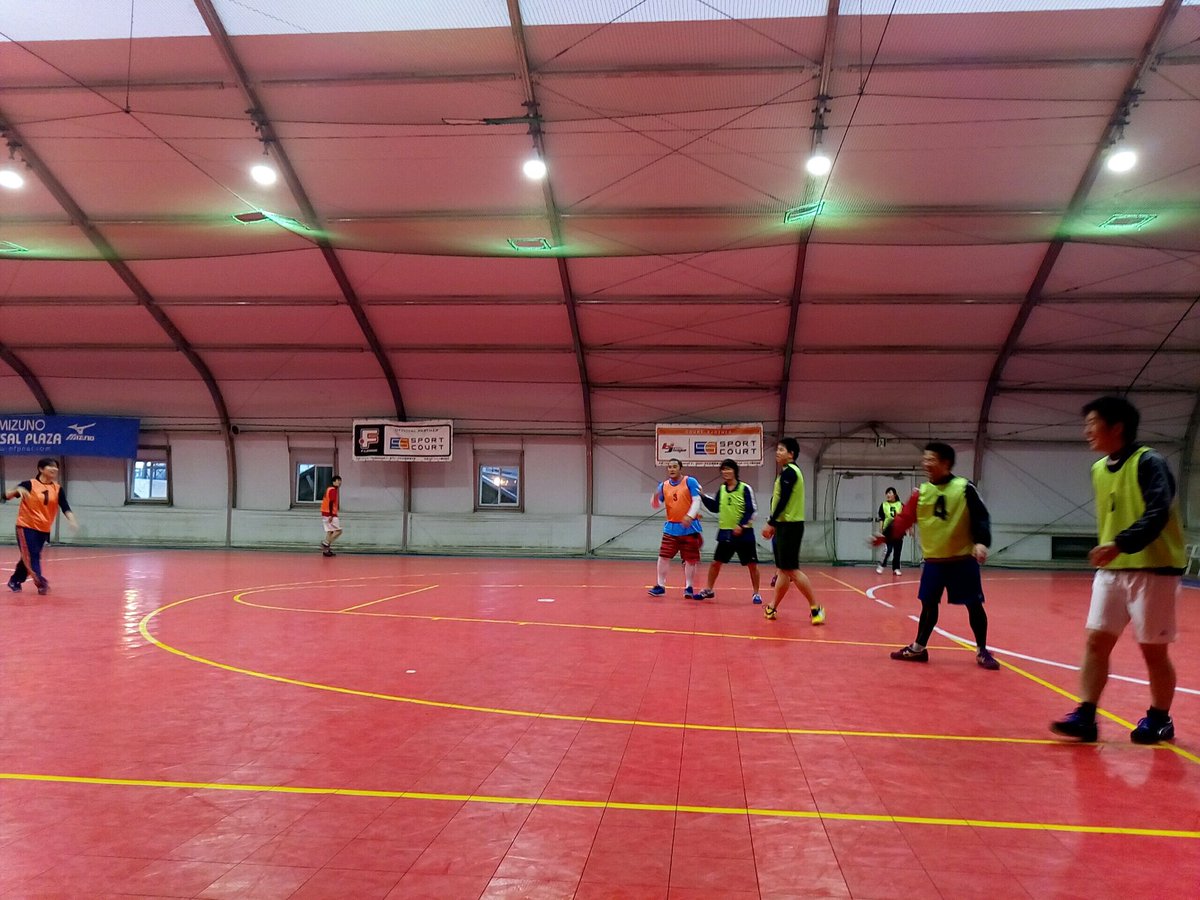 小島 元 霧嵐 على تويتر １１年ぶりのハンドボール 本職キーパー たいして走ってないけどスライディングしまくって膝痛い サイトーさんも連れて行ってハンドボールデビュー ポジションはポスト 約４０名の参加者殆ど経験者だったけどしっかりシュートも決めてた