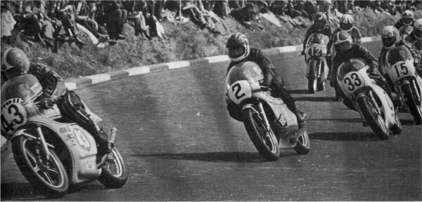 MrPaulhull71's tweet photo. #ULSTERGP #DUNDROD #43 #NEILLTUXWORTH #2 #RAYMCCULLOUGH #33 #BRIANREID #ROADRACING #PUREROADRACING #REALROADRACING https://t.co/H57XvsE0iM