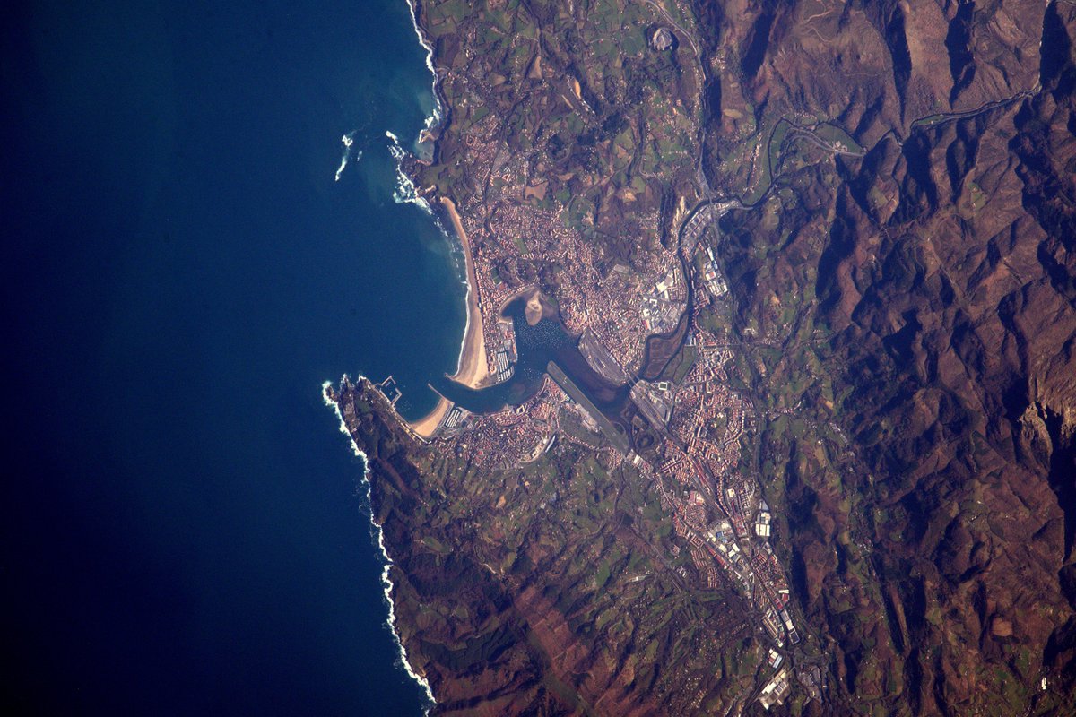 Thom_astro's tweet image. Le Pays basque: #Hendaye et la frontière entre la France et l’Espagne #euskalherria flic.kr/p/QXS2BQ 🏄🏽‍♀️