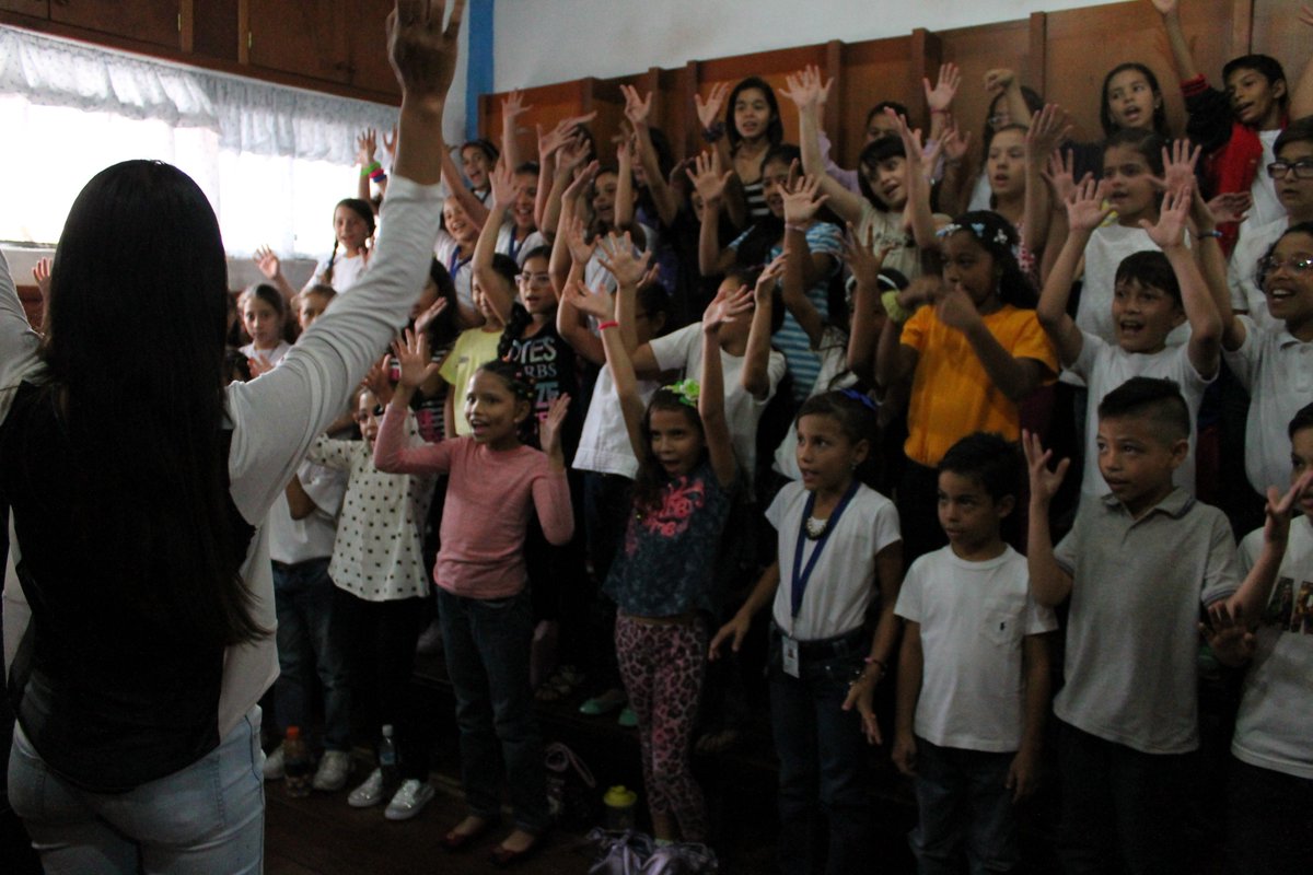 Coro Infantil B durante ensayo con la Prof. Astrid Sánchez.