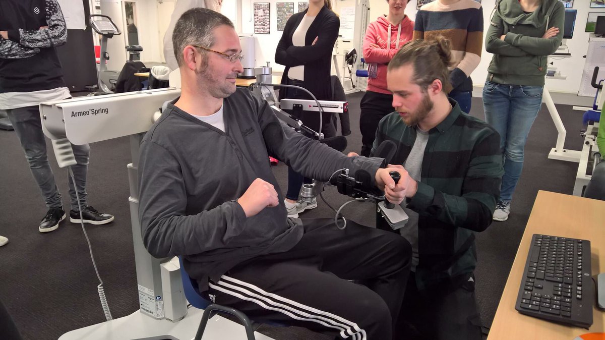 Studenten trainen grijpfunctie bij NAH patiënten met exoskelet bij <a href="/THIM_hogeschool/">THIM Hogeschool</a>